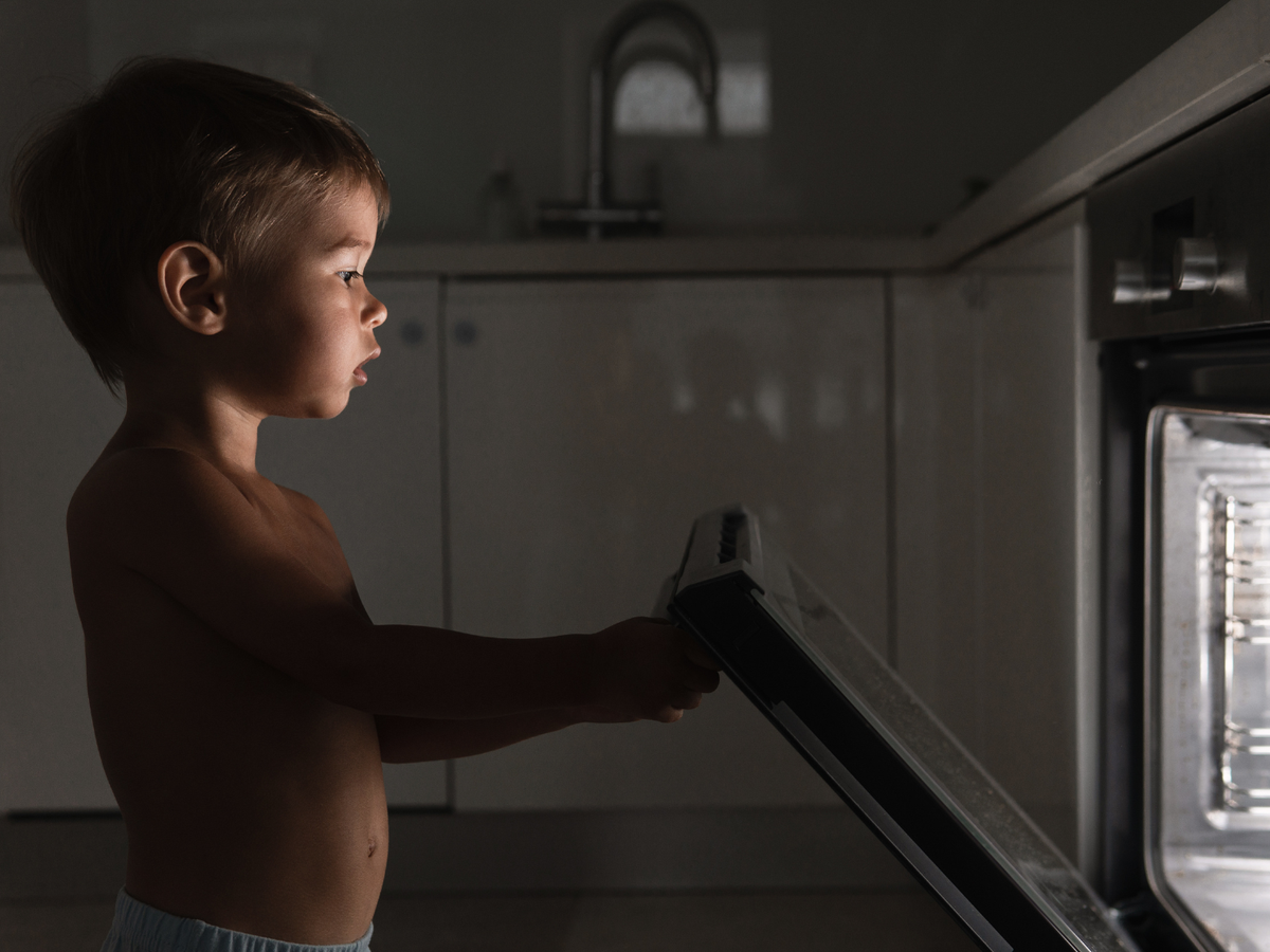 Kleiner Junge schlafwandelt und schaltet nachts den Backofen ein