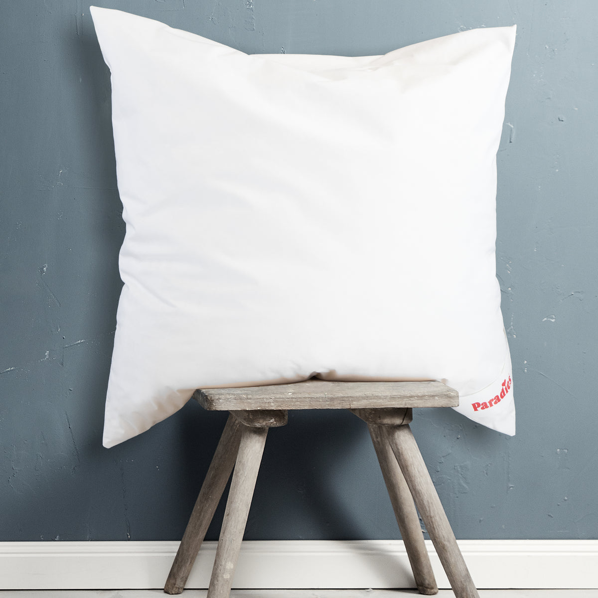 Seitenansicht von mehreren weißen Kissen auf einem Bett mit einer Decke im Hintergrund #größe_80x80 cm