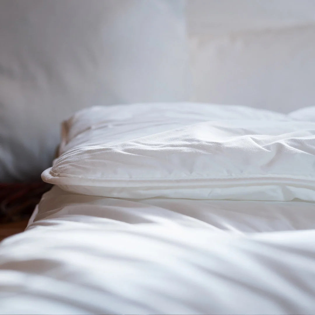 Paradies Runa Ganzjahresbettdecke liegt gefaltet auf dem Bett