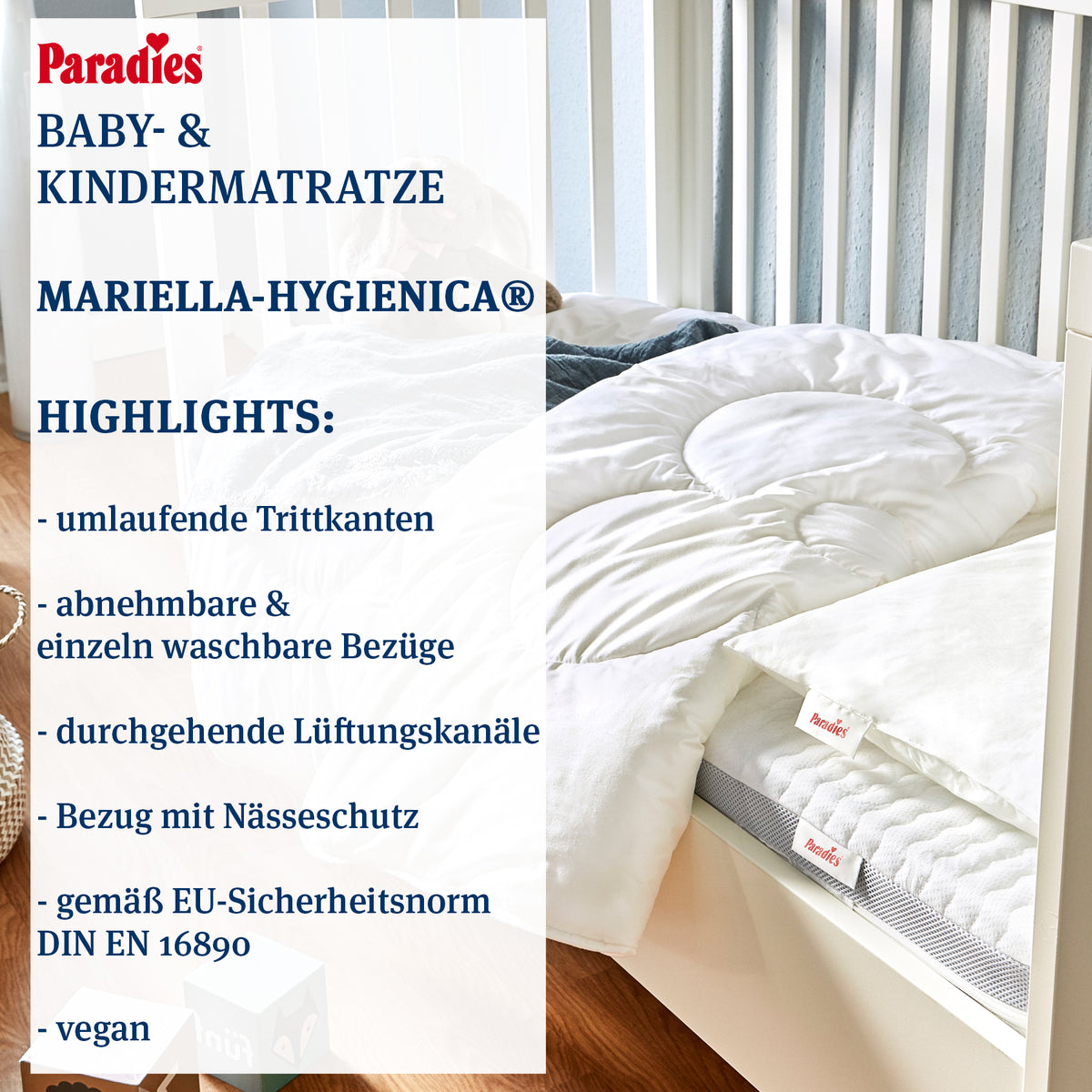 Babymatratze mit weißem Bezug und Steppung auf einem Bett mit Lattenrost vor einer weißen Wand mit vertikalen Lamellen