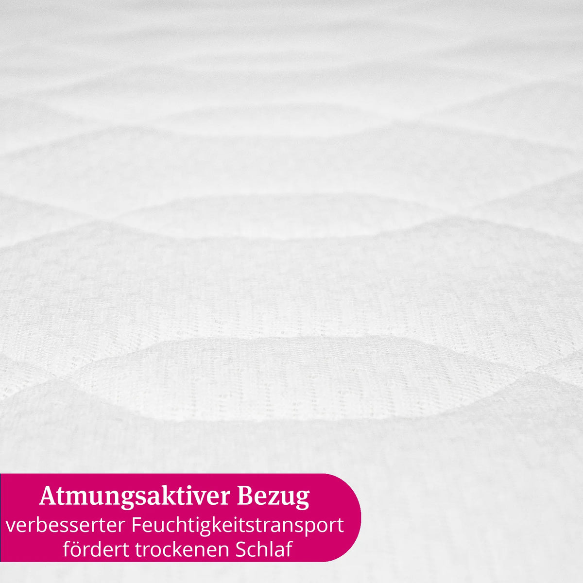 Nahaufnahme eines weißen, atmungsaktiven Matratzenbezugs mit sichtbarer Steppung