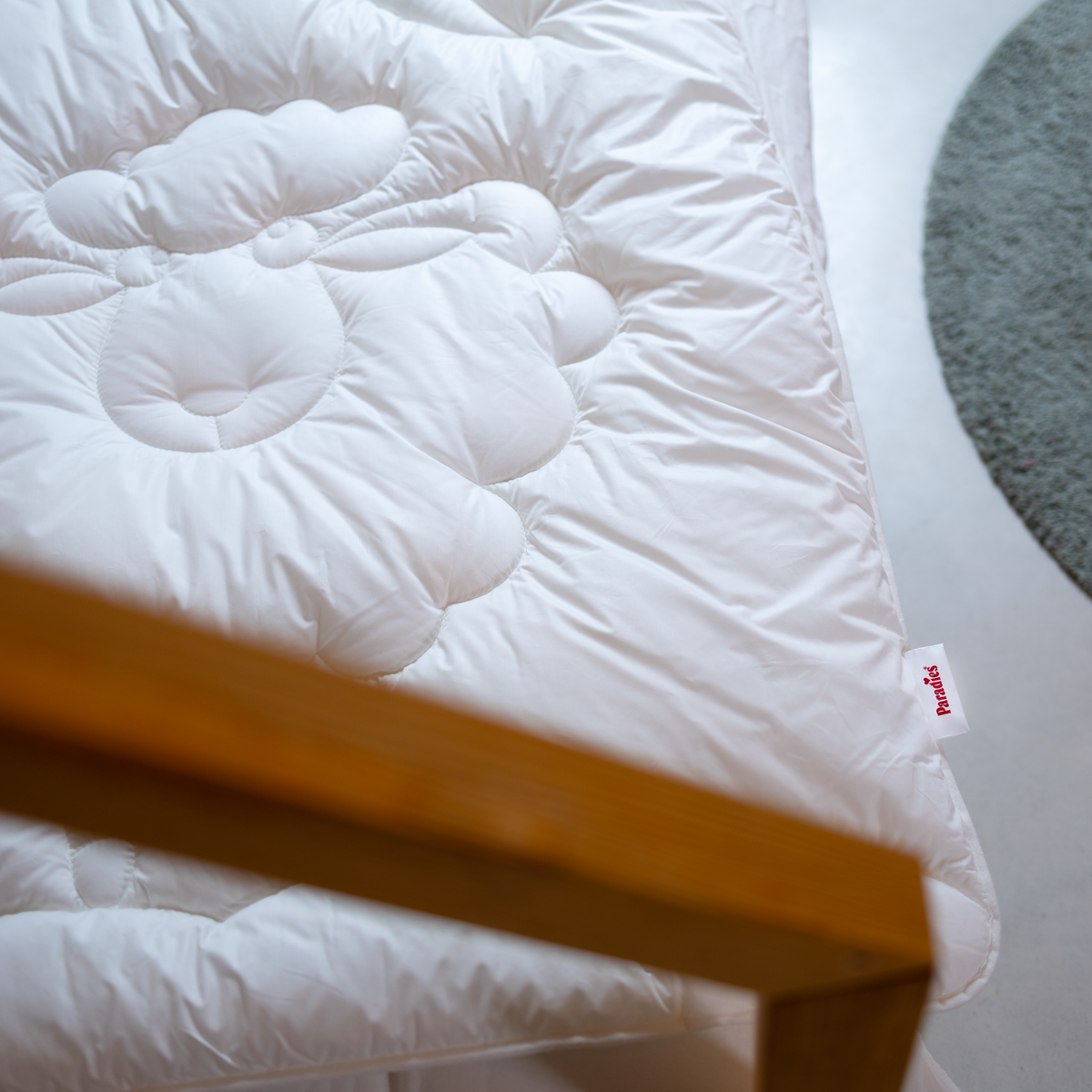 Nahaufnahme einer weißen Steppdecke mit floralem Muster