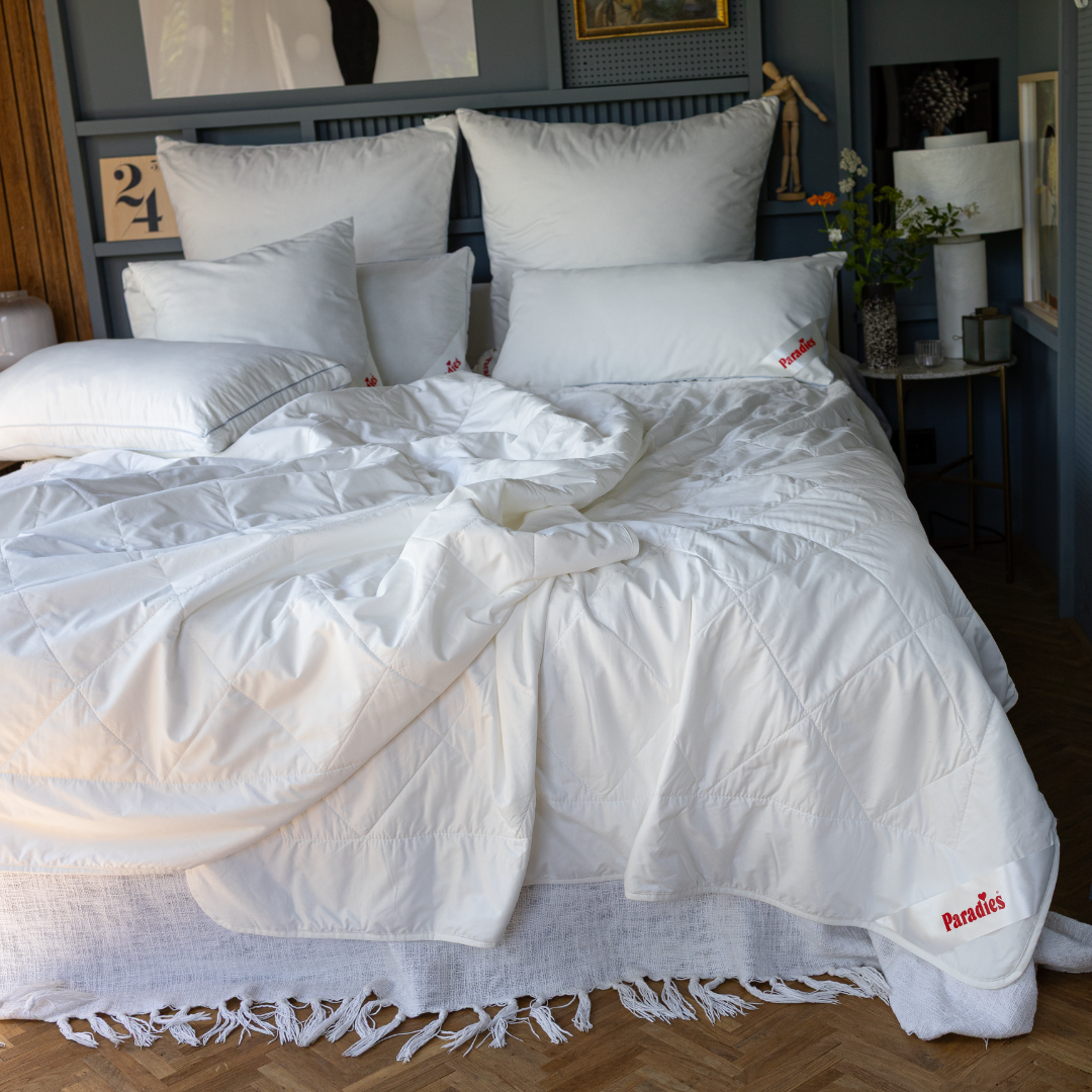 Weiße Paradies Cool Dream Bettdecken auf einem Bett mit mehreren weißen Kissen in einem Schlafzimmer