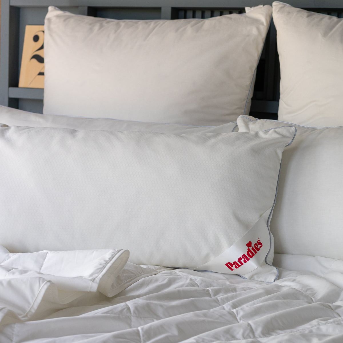Paradies Softy Cool Dream Kopfkissen auf weißer Bettdecke vor weiteren weißen Kissen