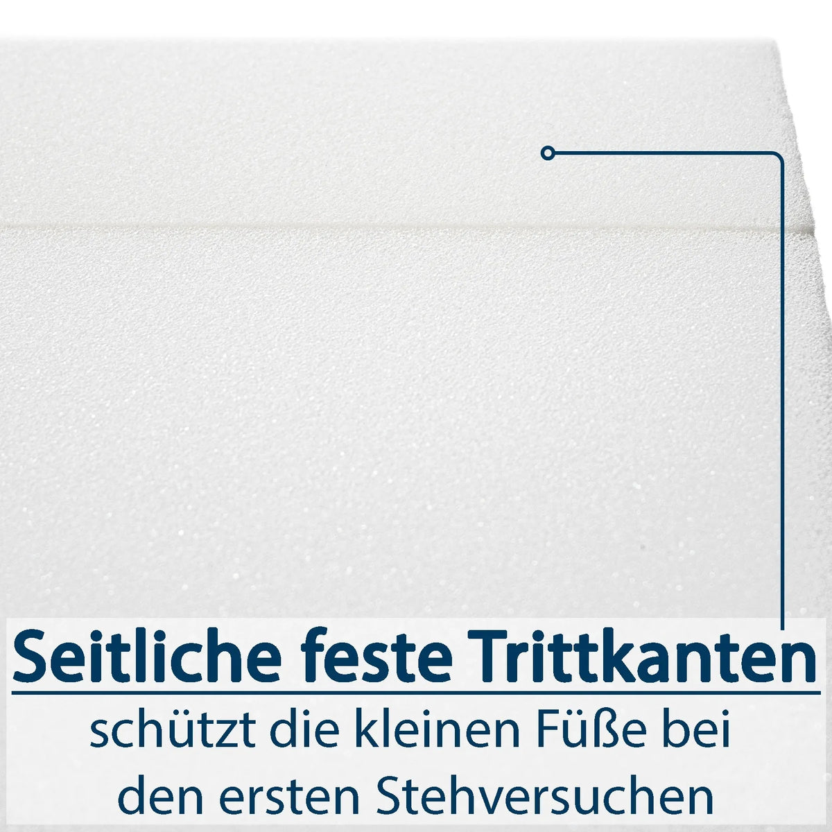 Weiße Oberfläche mit seitlicher festen Trittkante und Text 'Seitliche feste Trittkanten schützt die kleinen Füße bei den ersten Stehversuchen'